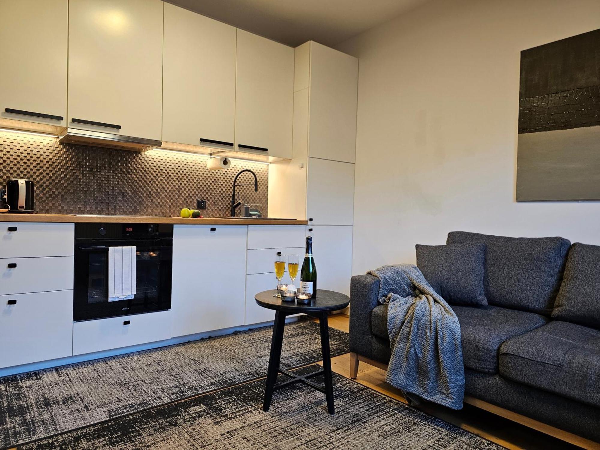 Urban Premium No 3, Free Private Parking, Self Check-in Apartment